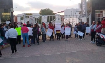 Por falta de agua potable vecinos de Los Agaves cierran carretera