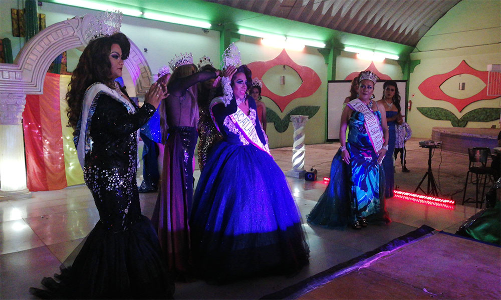 Llaman a la unidad en concurso Miss Gay en Acatlán