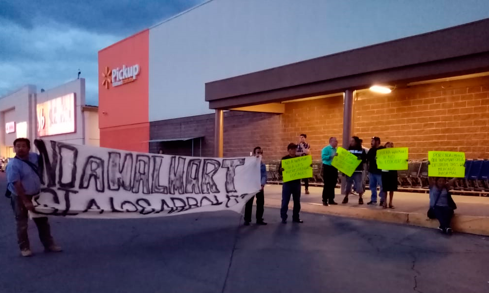 Protestan activistas y ciudadanos afuera de Walmart en Tehuacán