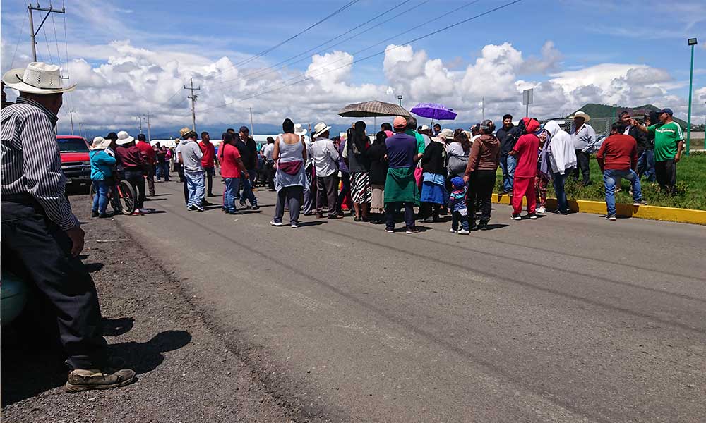 Se manifiestan por falta de transporte en Tecuanipan