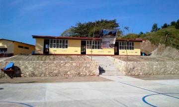 Toman clases a la intemperie en telesecundaria de Hueytamalco