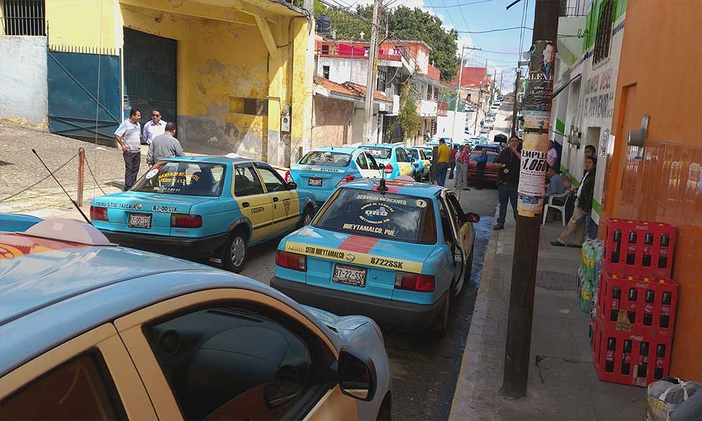 Taxistas se inconforman por aumento de unidades en Teziutlán