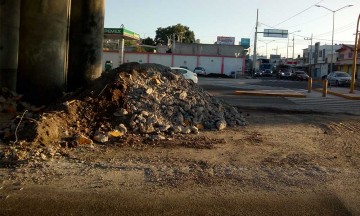 Destruyen una obra y bloquean carretera en Tecamachalco