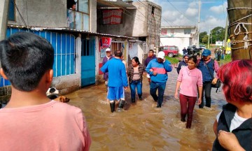 Fuertes lluvias inundan vialidades de Cuautlancingo