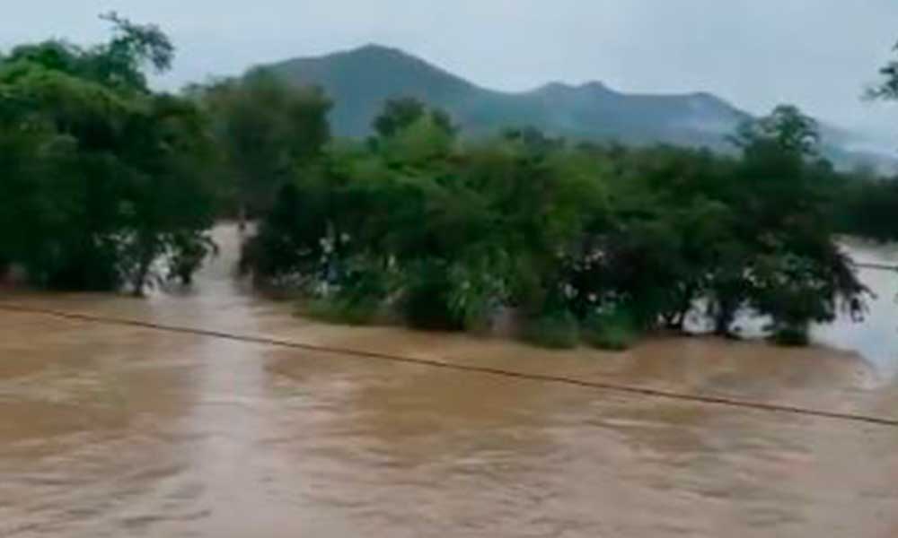 Se desborda el Río Mixteco; alertan a pobladores