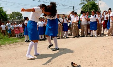 Estudiantes convierten salones en rings en Atlixco