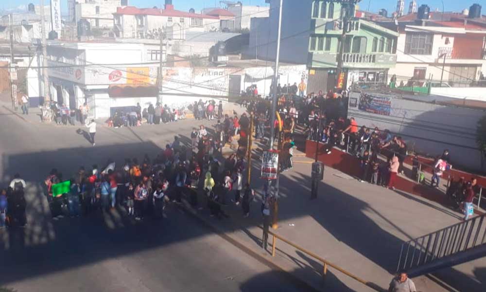 Cierran carretera por falta de docentes en Amozoc