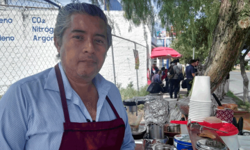 Conoce al empresario que incomoda a Stabucks con su carrito de café