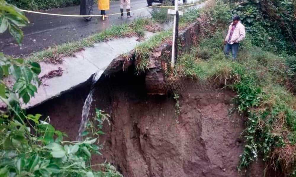 Lluvias intensas provocan socavón en Tlatlauquitepec