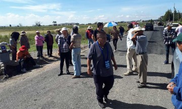 Bloquean vialidades de Juan C Bonilla por invasión de ejidos