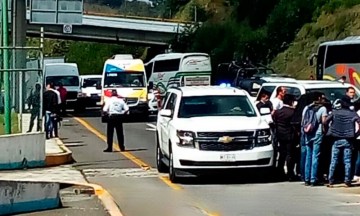 Normalistas cierran paso a Barbosa en caseta de Atempan