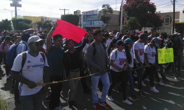 Por alza al pasaje realizan cierres de vialidades estudiantes de Tehuacán