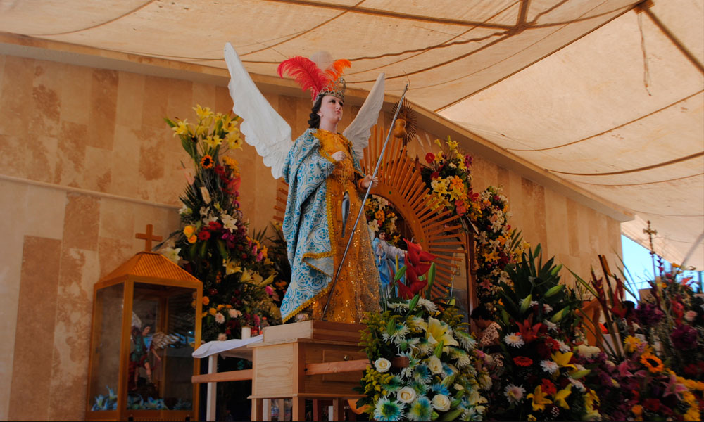 Festejan a San Rafael Arcángel en Acatlán