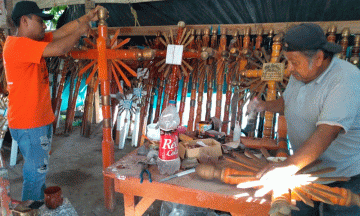 Inician reparación de cruces por Todos Santos en San Gabriel Chilac