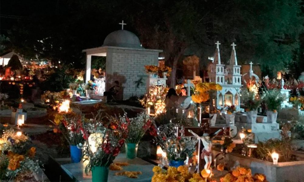 Panteones de la Mixteca se preparan para recibir a los fieles difuntos