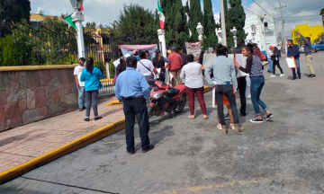 Trabajadores del Ayuntamiento de Acajete cierran las oficinas