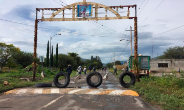 Bloquean acceso por aumento del pasaje en San Cristóbal Tepeteopan