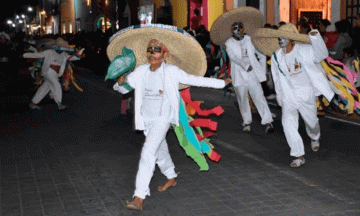 Participan cientos en Desfile de Día de Muertos en Cholula