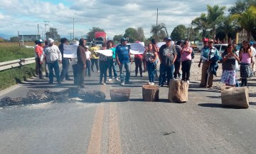 Bloquean carretera habitantes de Teontepec por alza del pasaje