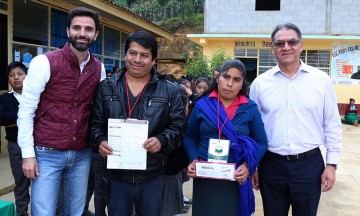 Entregan primeros apoyos de La Escuela Es Nuestra en Ajalpan