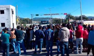 Cierran la México-Veracruz por incremento al pasaje en Tehuacán