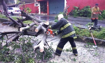 Fuertes lluvias provocan derrumbes en Ayotoxco