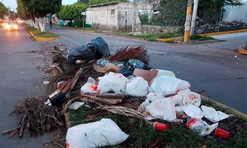 Piden castigar a quienes tiren basura en la vía pública en Atlixco