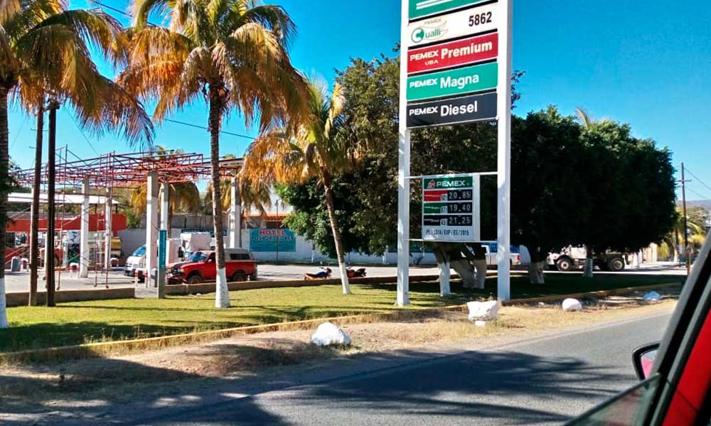 Niegan incremento al combustible en Acatlán