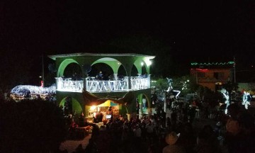 Encienden árbol de navidad por primera vez en Xayacatlán