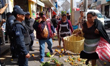 Se enfrentan contra ambulantes en Tehuacán