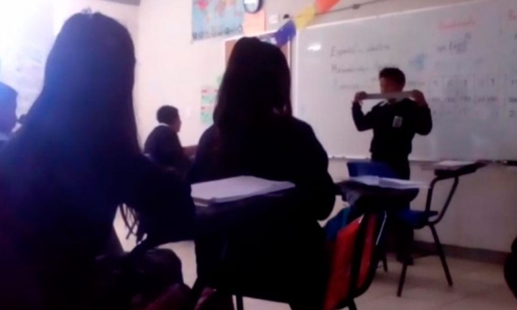 Acusan que maestro humilla a estudiantes de Domingo Arenas