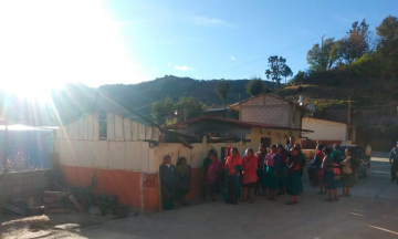 Por fuertes vientos, techos de desayunadores se derrumban en Tehuacán