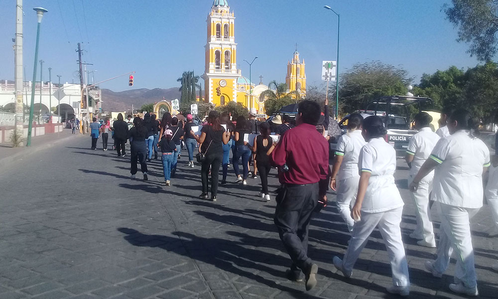 Se manifiestan en Acatlán en contra de feminicidios