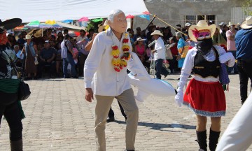 Con quema de gallo, concluyen carnavales