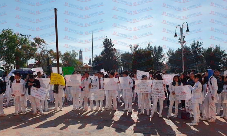 Se manifiesta estudiantes en Tepeaca; exigen mayor seguridad 