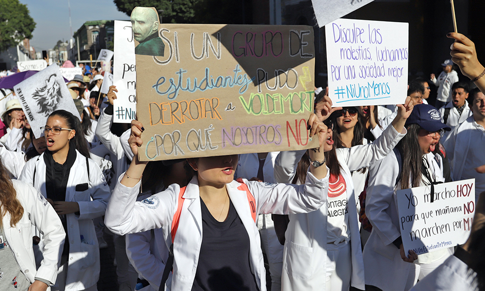 Estudiantes de Izúcar marchan a la par que universitarios de Puebla