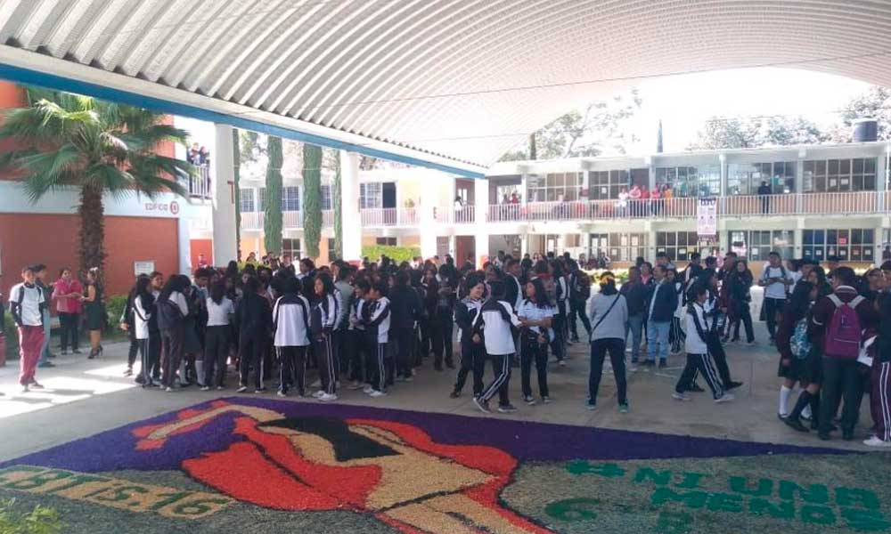 Alumnas de bachiller se manifiestan por acoso sexual en Atlixco