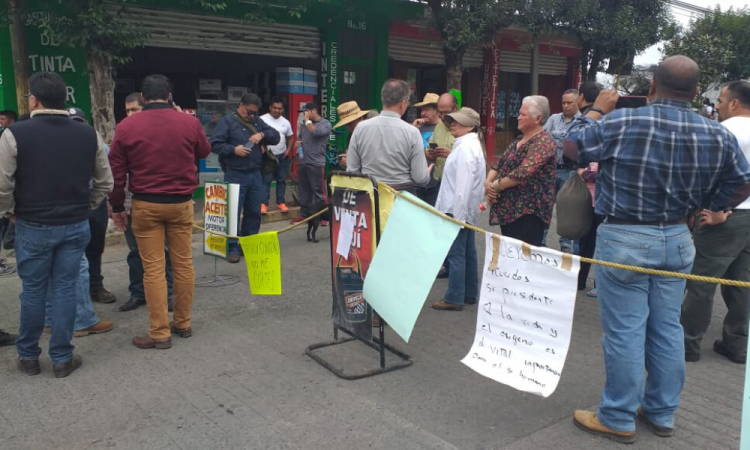 Cierran calle por desplante de árboles en Huauchinango