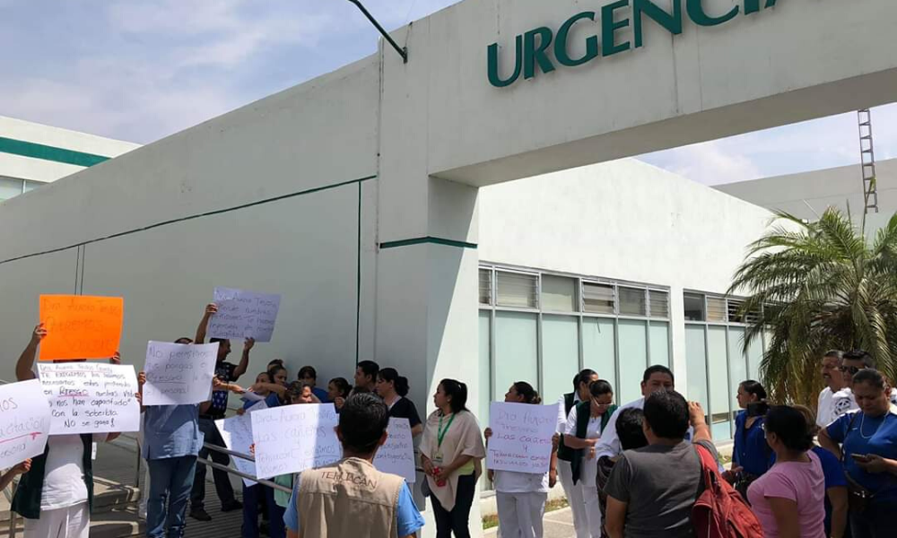 Por falta de insumos toman Clínica del IMSS en Tehuacán