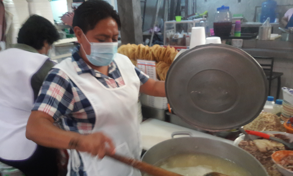 Hermanas comerciantes regalan comida a desempleados en Izúcar 