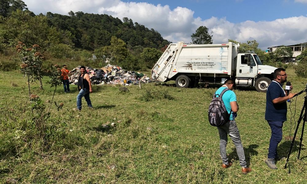 Acusan a edil de Huauchinango por descarga ilegal de basura