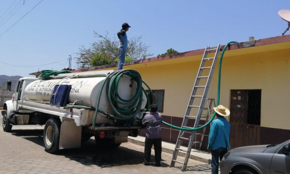 Abastecen agua potable en Tecomatlán