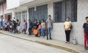 Joven regala comida en Teziutlán ante desempleo por COVID-19