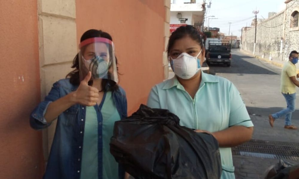 Activista y familia donan caretas a personal médico en Atlixco