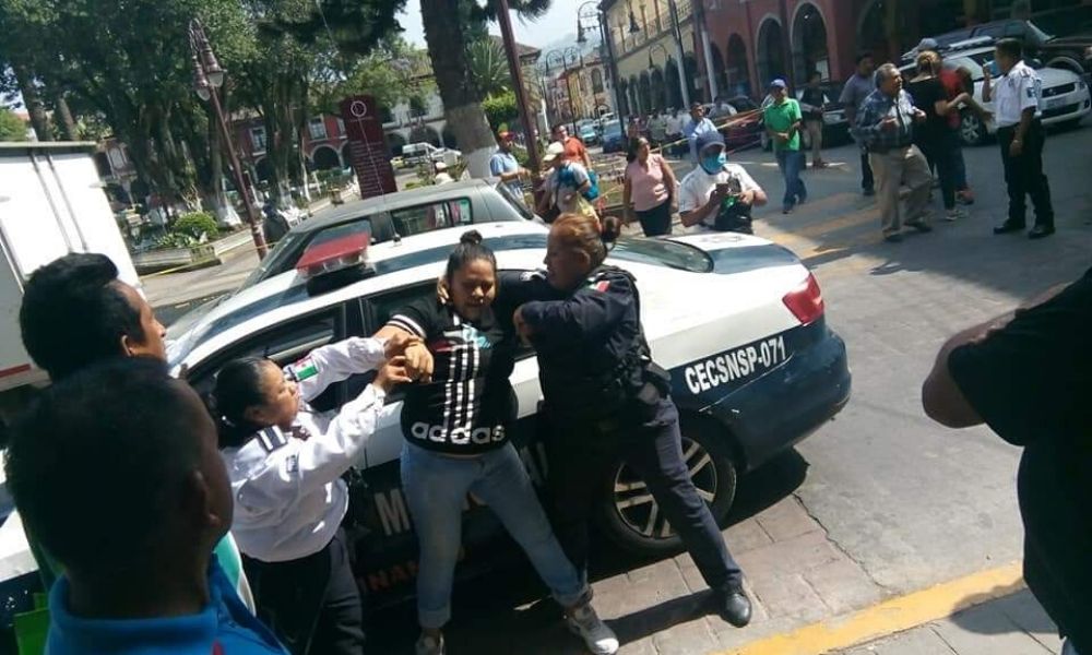 Se lían a golpes policías y ciudadanos en Huauchinango