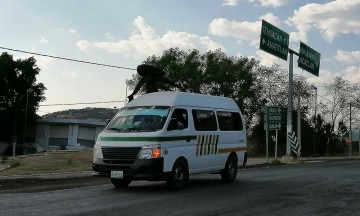 Acatlán cierra el paso al transporte público foráneo por COVID-19