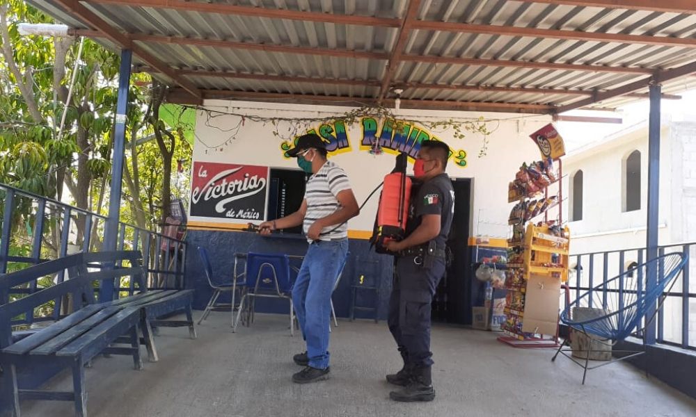 Sanitizan comercios en Xayacatlan de Bravo ante Covid-19