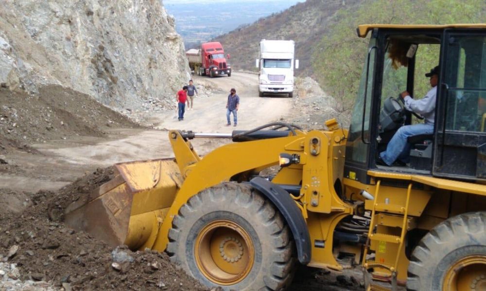 Libera carreteras y caminos afectados por deslaves en la Sierra Negra