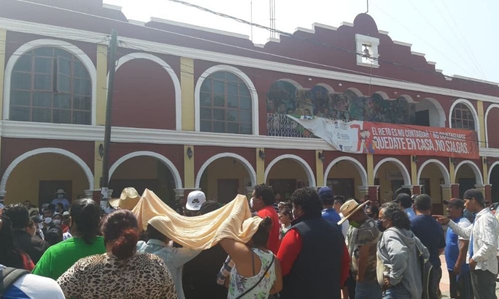 Habitantes de Coxcatlán toman presidencia y cierran carretera estatal