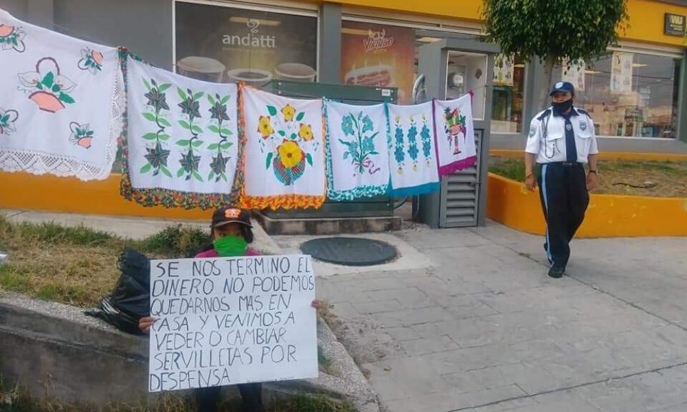 Artesana pide ayuda cambia servilletas por comida en San Andrés Cholula